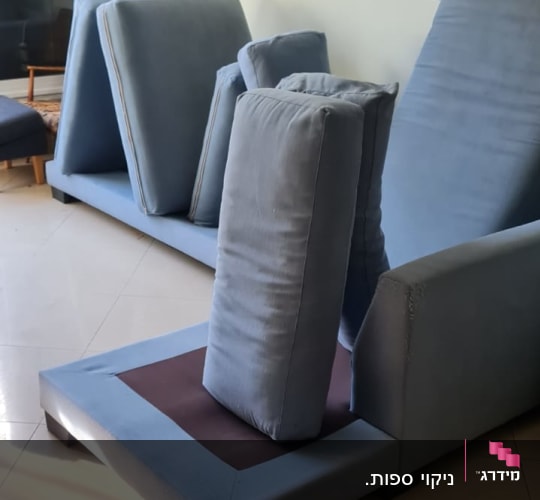 ספות מונחות על הרצפה לאחר ניקוי